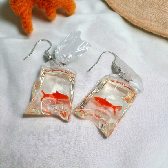 Splashy Style: NWT Goldfish-In-Bag Dangle Earrings! 🌊✨ Fair Fish Earrings - Picture 4 of 7